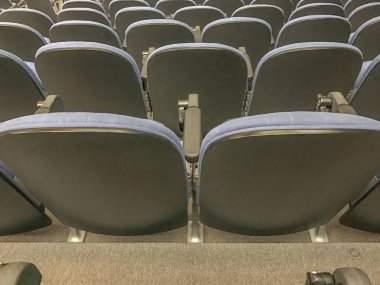 Tayland 'daki toplantı odasında bir sıra sandalye.