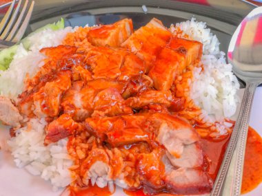 Kızarmış domuzlu pilav ve beyaz pilav ve kızarmış domuz eti.