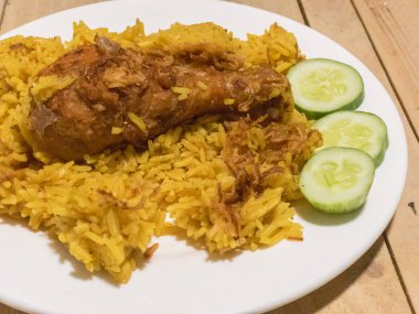 Tavuk biryani pirinç lezzetli ve sos