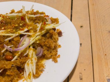 Yeşil mangolu çıtır yayın balığı salatası. Mango salatası ile karıştırılmış.