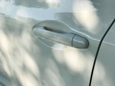 Spor arabanın kapı kolunu kapat.