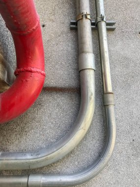 renkli modern binanın altındaki boru