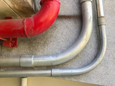 renkli modern binanın altındaki boru