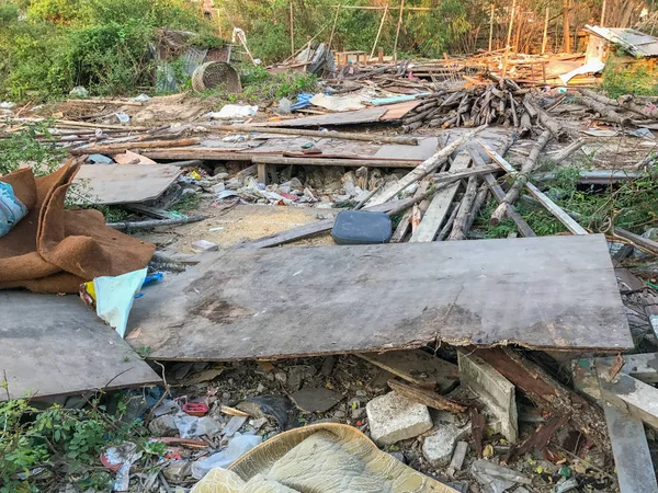 Casa antigua completamente destruida en el sitio de construcción — Foto de Stock