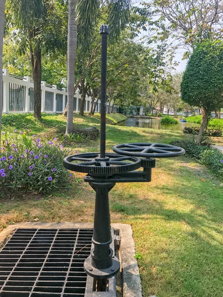 Mini puerta de agua al aire libre de alcantarillado en el parque — Foto de Stock