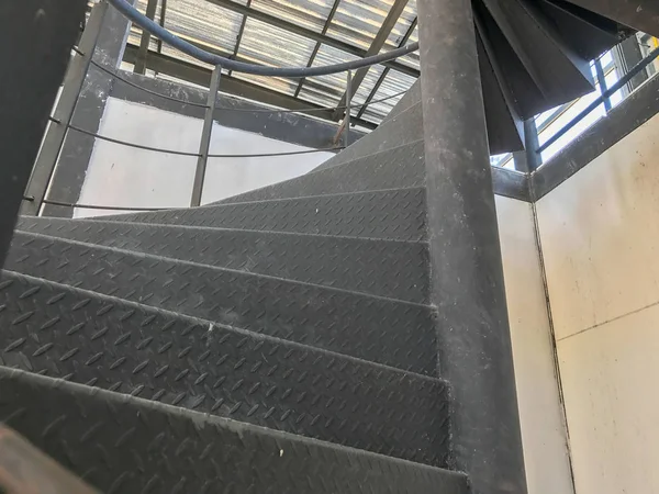 Escalier en colimaçon en métal noir — Photo