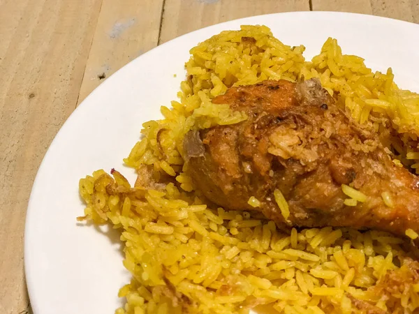 Biryani frango com arroz delicioso e molho — Fotografia de Stock