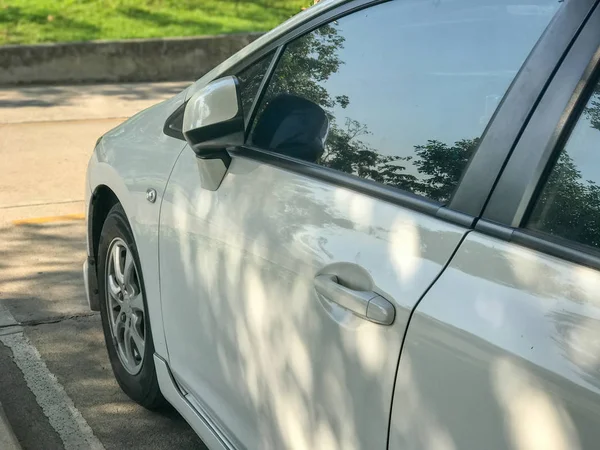 Lado del coche deportivo moderno en el parque —  Fotos de Stock