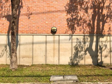 Tayland 'da metal pencere ve kırmızı tuğla duvar