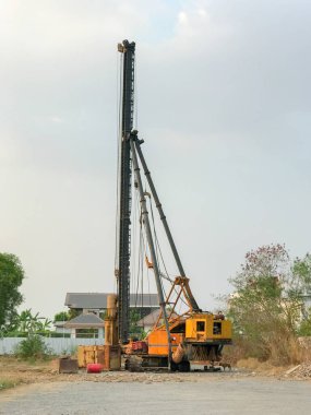 İnşaat alanında temel kazma makinesi