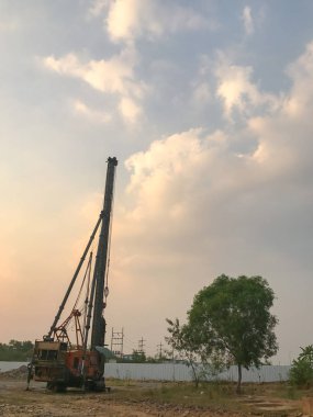 İnşaat alanında temel kazma makinesi