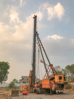 İnşaat alanında temel kazma makinesi