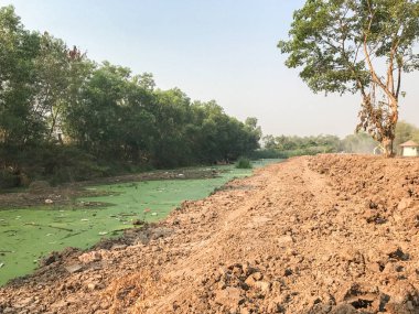 Tayland 'daki inşaat sahasında toprak yığını