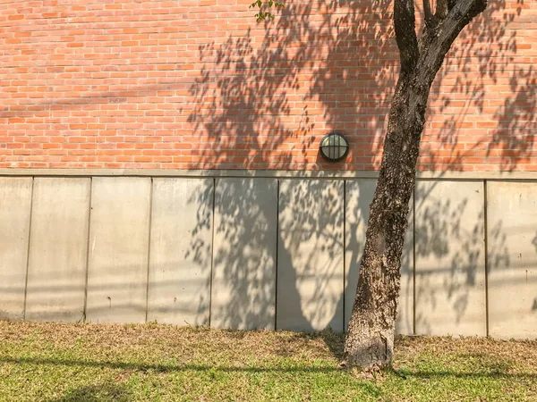 Ventana de metal y pared de ladrillo rojo en Tailandia — Foto de Stock