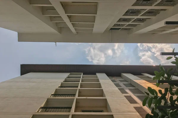 Janelas apartamento edifício de baixo na Tailândia — Fotografia de Stock