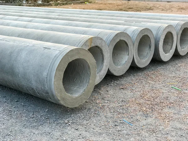 Tubo de concreto empilhado sistema de água de esgoto alinhado — Fotografia de Stock