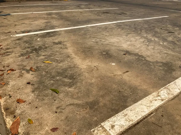 Lege parkeerplaats met witte lijn op de parkeerplaats — Stockfoto