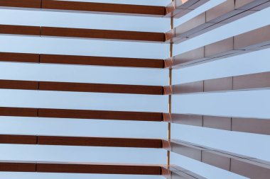 Modern binanın ahşap yarasaları