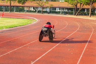 Tayland 'da tekerlekli sandalyede sakat bir sporcu.