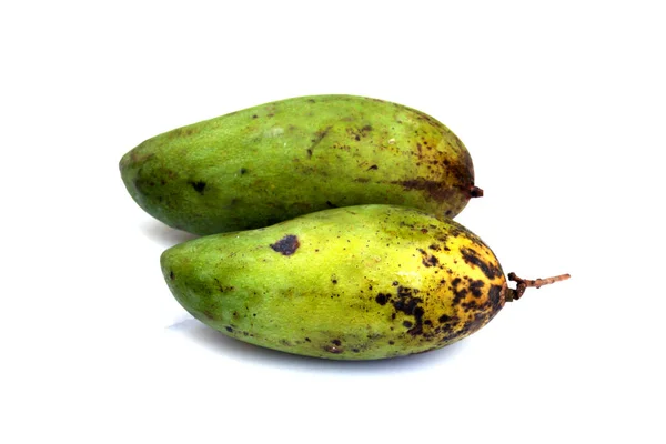 Tett opptil lokal mango isolert på hvit bakgrunn – stockfoto