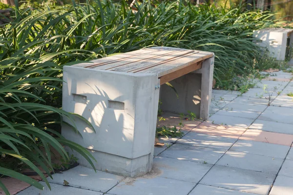 Banc en pierre dans le parc à Thaïlande — Photo