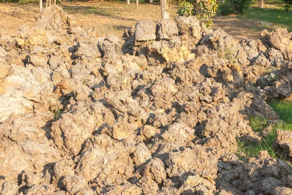 Hög med jord på byggarbetsplatsen vid Thailand — Stockfoto