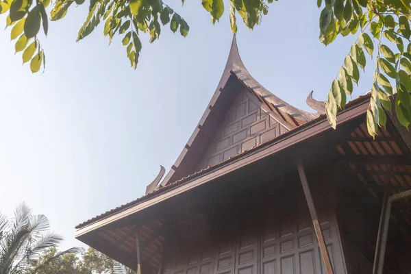 Casa de madeira velha e telhado no parque — Fotografia de Stock