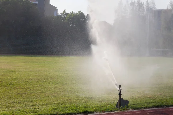 Source d'eau sur le terrain de football à Thaïlande — Photo