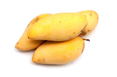 Sarı mango beyaz arkaplanda izole edilmiş.