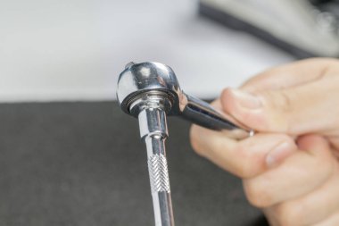 El 'e Ratchet anahtarıyla yaklaş