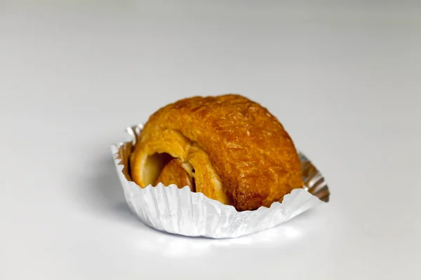 Primo piano della coppa Croissant isolata su sfondo bianco — Foto Stock