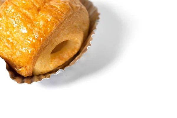 Close up de xícara de Croissant isolado no fundo branco — Fotografia de Stock