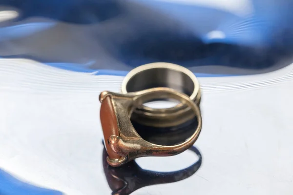 Primer plano de dos anillo de moda de metal —  Fotos de Stock