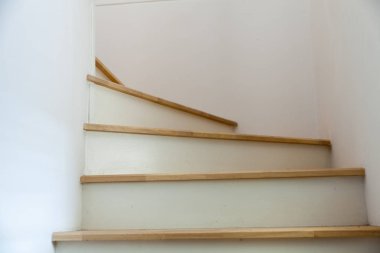 Tayland 'daki modern evde ahşap merdiven