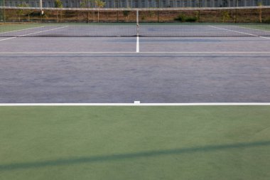 Tayland 'da güneşli bir günde tenis kortunda