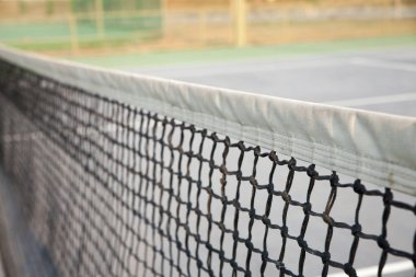 Tayland 'da güneşli bir günde tenis kortu
