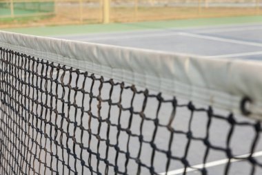 Tayland 'da güneşli bir günde tenis kortu