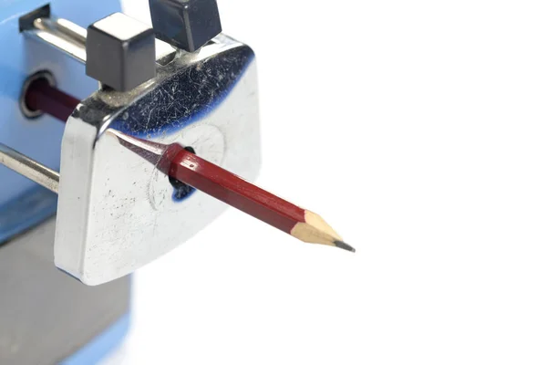 Заточка карандаша карандашом на белом — стоковое фото