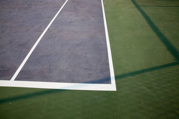 Court de tennis extérieur par temps ensoleillé en Thaïlande — Photo