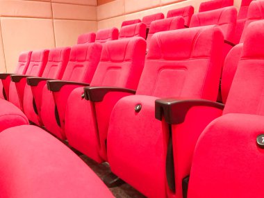 Boş sıra kırmızı sinema ya da tiyatro koltukları