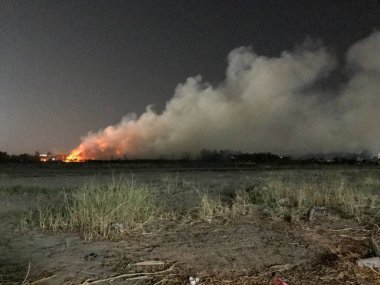 Geceleri tarlada saman yanıyor.