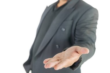 Beyaz arka planda elleri açık bir iş adamı.