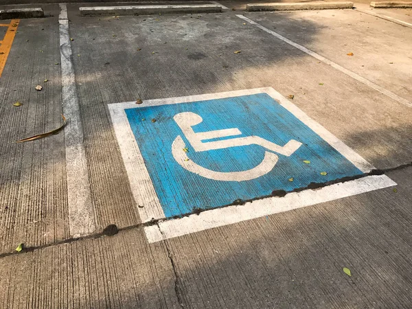 Zona de estacionamento para pessoas incapacitadas, grávidas, idosos — Fotografia de Stock