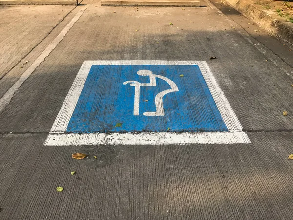Strefa parkingowa dla niepełnosprawnych, w ciąży, osób starszych — Zdjęcie stockowe