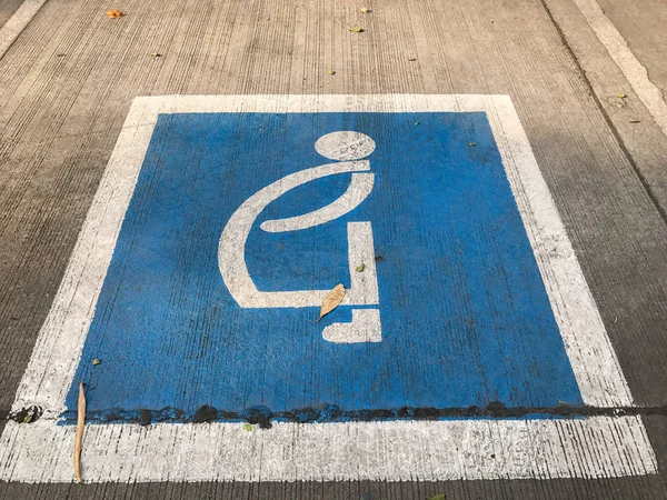 Strefa parkingowa dla niepełnosprawnych, w ciąży, osób starszych — Zdjęcie stockowe