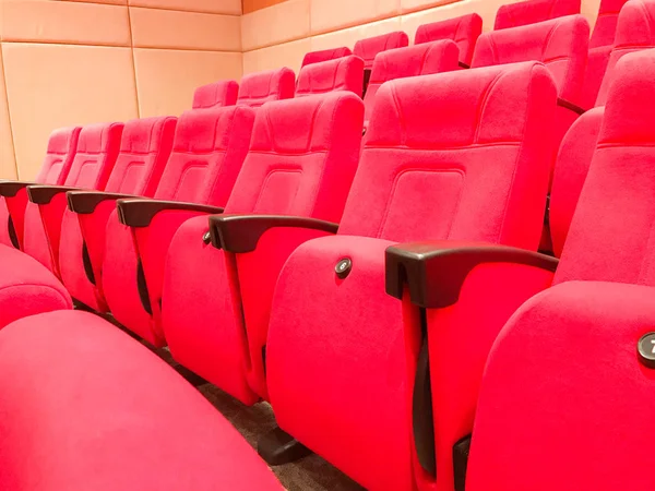 Asientos de cine o teatro rojos de fila vacía — Foto de Stock