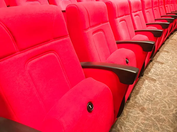 Asientos de cine o teatro rojos de fila vacía — Foto de Stock