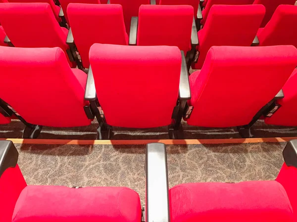 Asientos de cine o teatro rojos de fila vacía — Foto de Stock