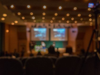 Seminer salonundaki insanların bulanıklığı