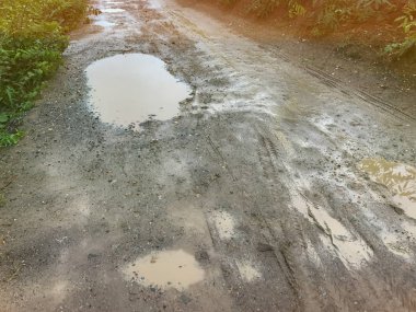 Tayland 'da yağmur yağdıktan sonra açık hava çamur yolu